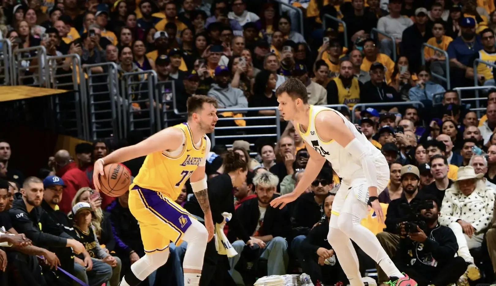 开云体育-东契奇迎来五赛季出色发挥,日本队观众热烈欢呼!-开云体育